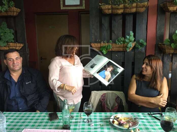Momento del homenaje a Carmen Batista al que asistió su amiga Carmen Hernández, alcaldesa de Telde (Foto TA)
